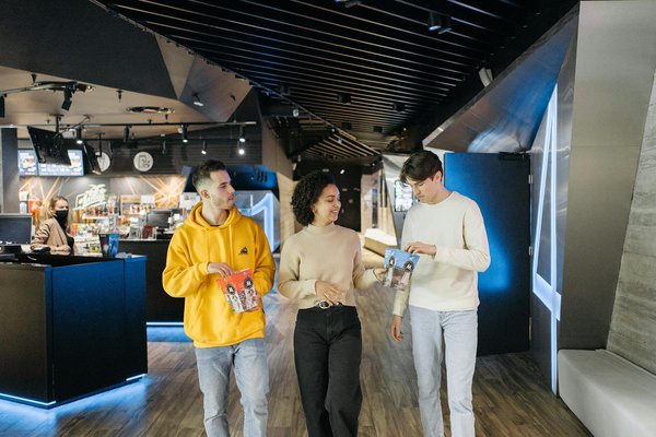 What are the top art galleries in the UK for art lovers?